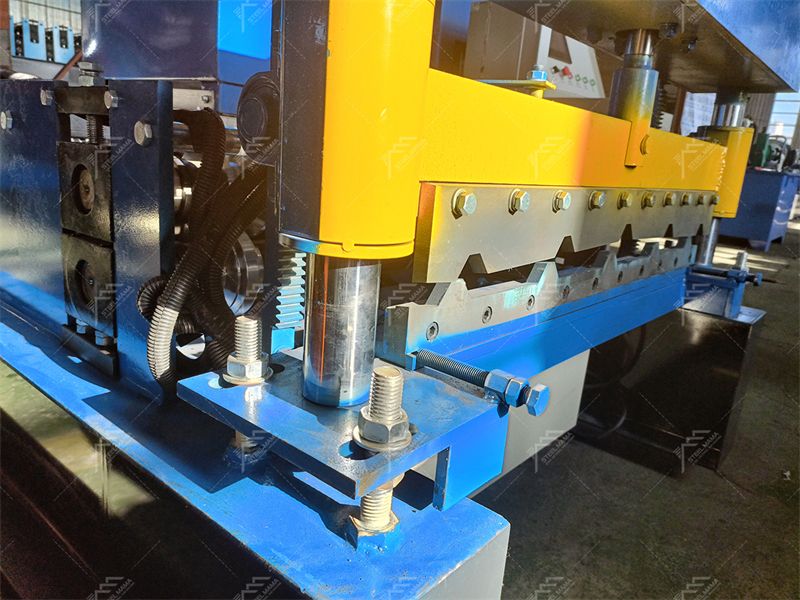 M&aacute;quina perfiladora de l&aacute;minas de techo teapezoidal 840