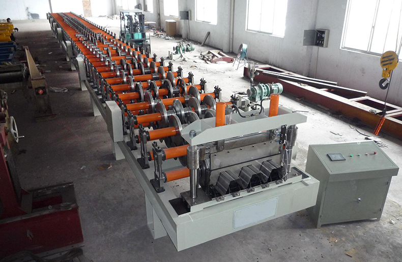 M&aacute;quina formadora de rollos de paneles para pisos