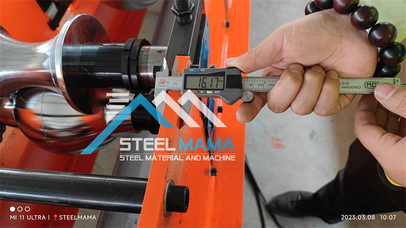 m&aacute;quina formadora de rollos de cumbrera autom&aacute;tica