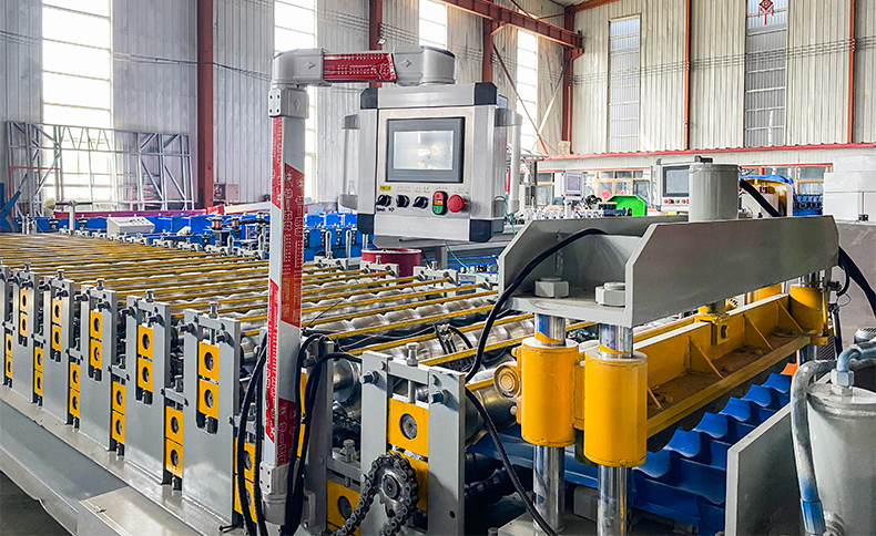 M&aacute;quina perfiladora de paneles de techo de metal pintado de doble capa