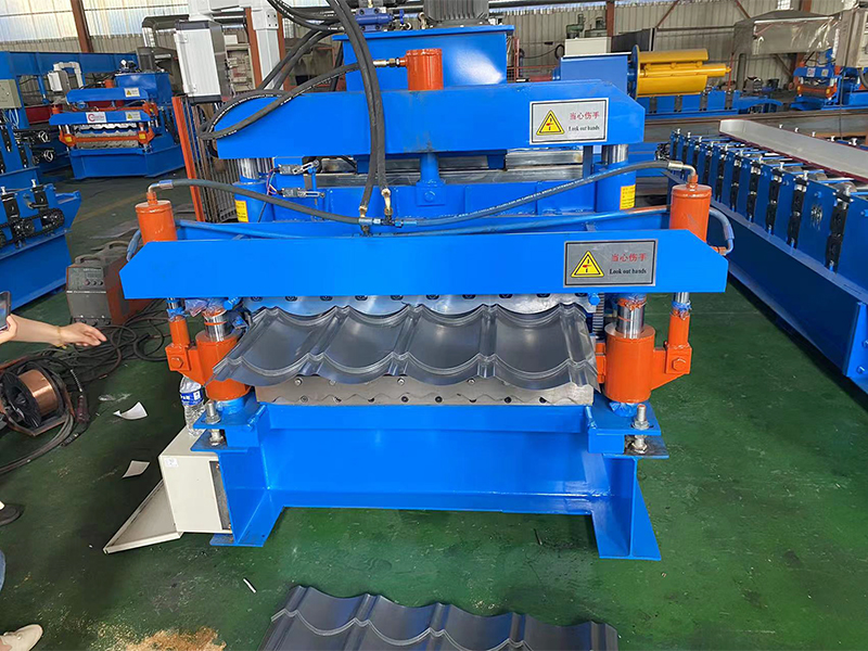 M&aacute;quina perfiladora de tejas escalonadas de aluminio