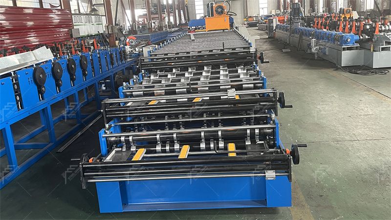 M&aacute;quina para fabricar tejas de tres capas.