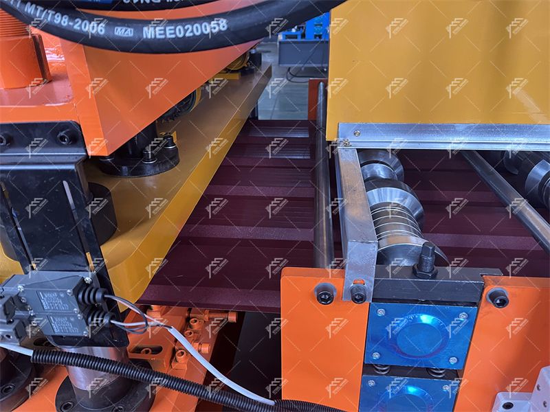 M&aacute;quina para fabricar l&aacute;minas para techos de tejas esmaltadas