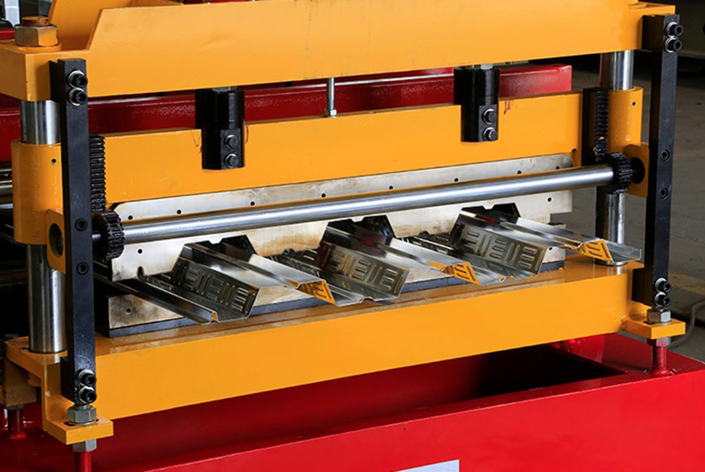 M&aacute;quina formadora de rollos de paneles para pisos