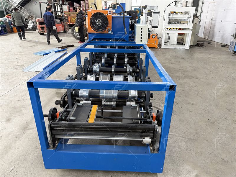 Proveedores de m&aacute;quina de formaci&oacute;n de rollo de costura parado KR18