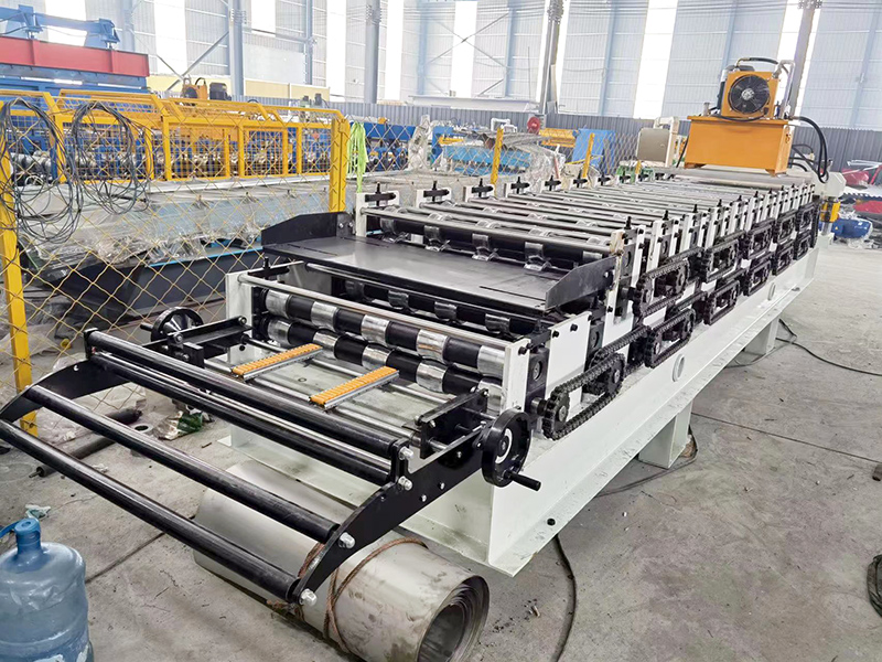 M&aacute;quina para techos de doble capa 840 y 900