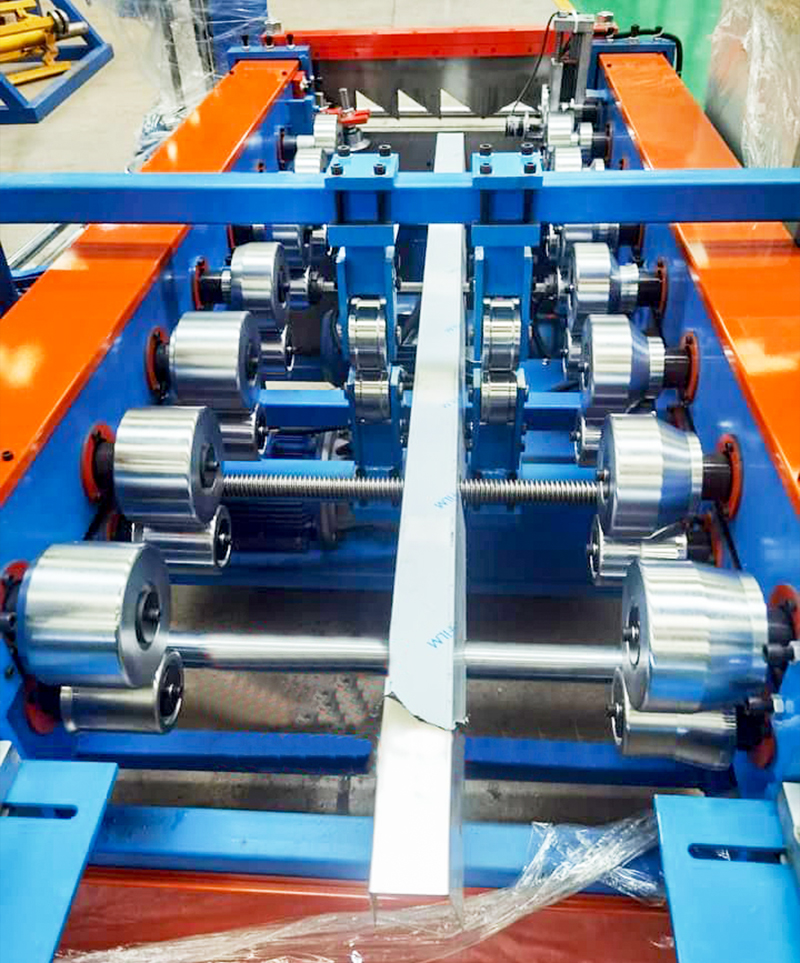 M&aacute;quina para fabricar l&aacute;minas para techos con costura alzada