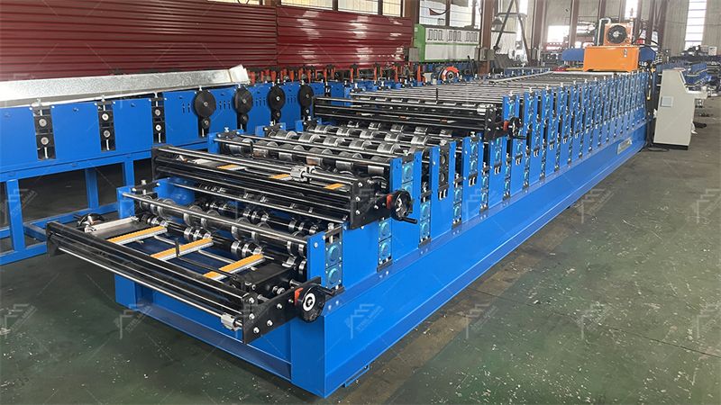 M&aacute;quina para fabricar l&aacute;minas para techos de tres capas.