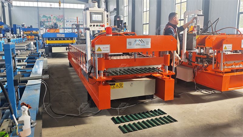 L&iacute;nea de producci&oacute;n de paneles de techo corrugados.