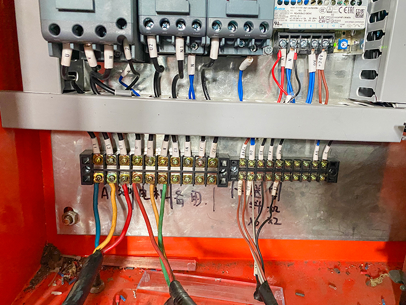 M&aacute;quina formadora de rollos de perforaci&oacute;n de correas de acero c