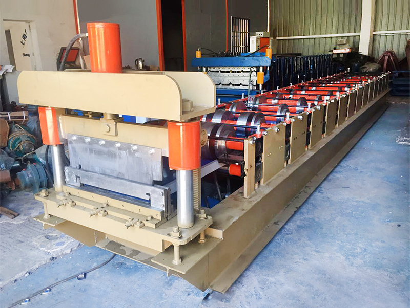 M&aacute;quina formadora de rollos de chapa para techos de metal con costura permanente Hidden Panel 460 