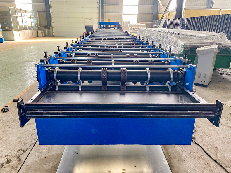 Fabricante de m&aacute;quina formadora de rollos de l&aacute;minas para pisos de acero met&aacute;lico de alta calidad 1020