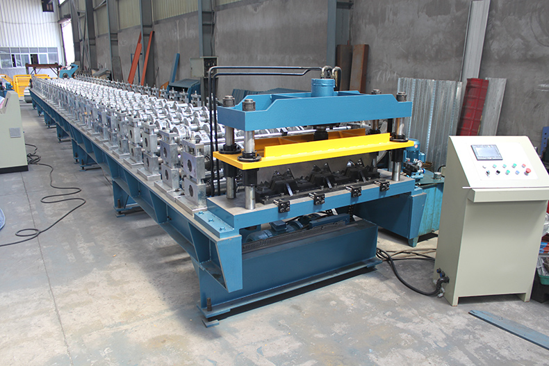 M&aacute;quina formadora de rollos de paneles para pisos