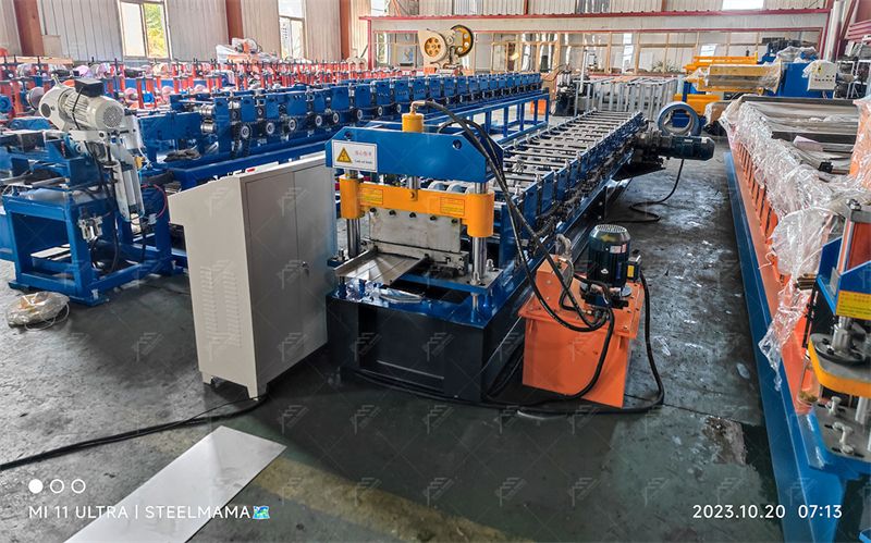 M&aacute;quina de costura de techo de metal con costura alzada