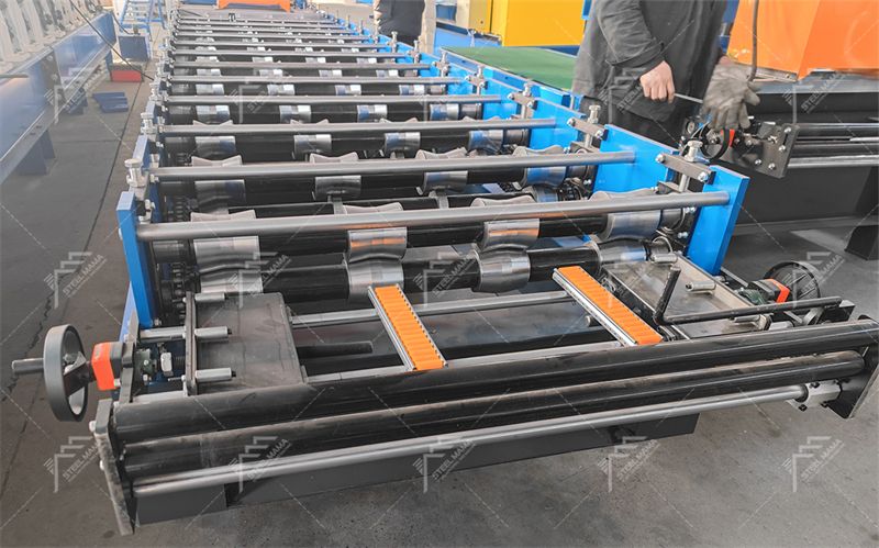 M&aacute;quina formadora de rollos de l&aacute;minas para techos trapezoidales 