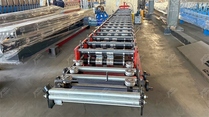 m&aacute;quina perfiladora de paneles para paredes y techos