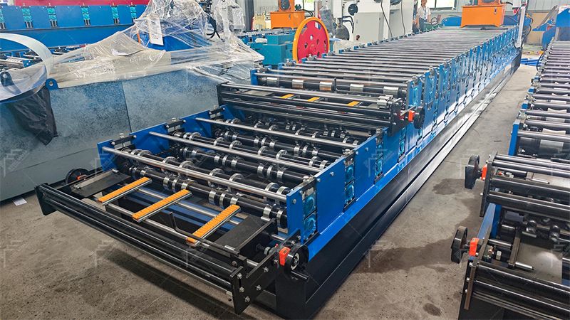 M&aacute;quina formadora de rollos de paneles para techos de doble capa