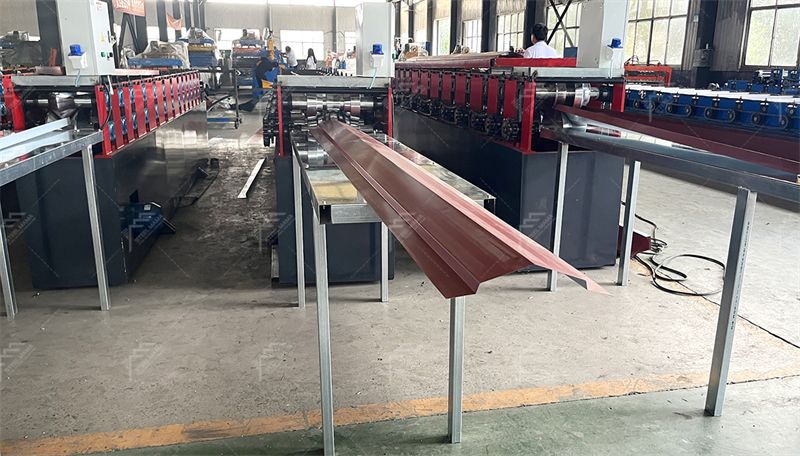 M&aacute;quina perfiladora de tapas de cumbrera de techo de metal