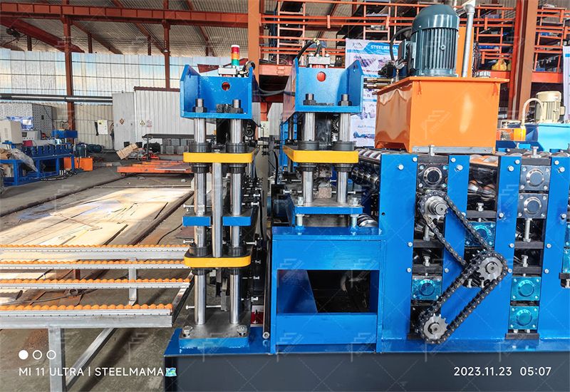 M&aacute;quina de techo de metal de triple capa