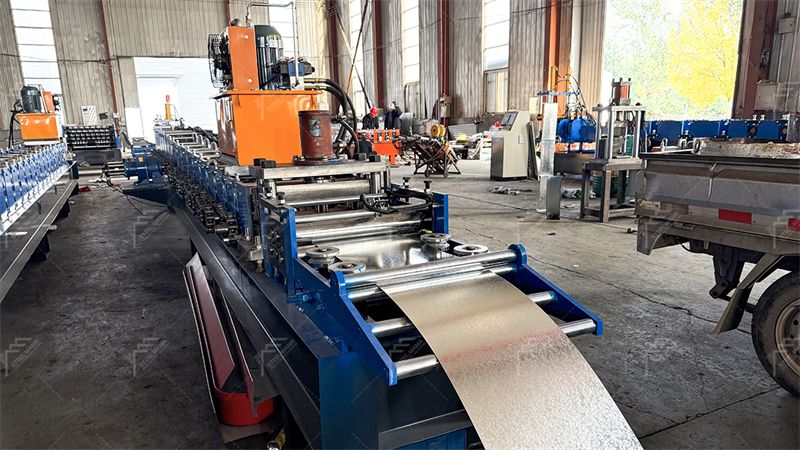 F&aacute;brica de m&aacute;quinas de correas L para techos en China