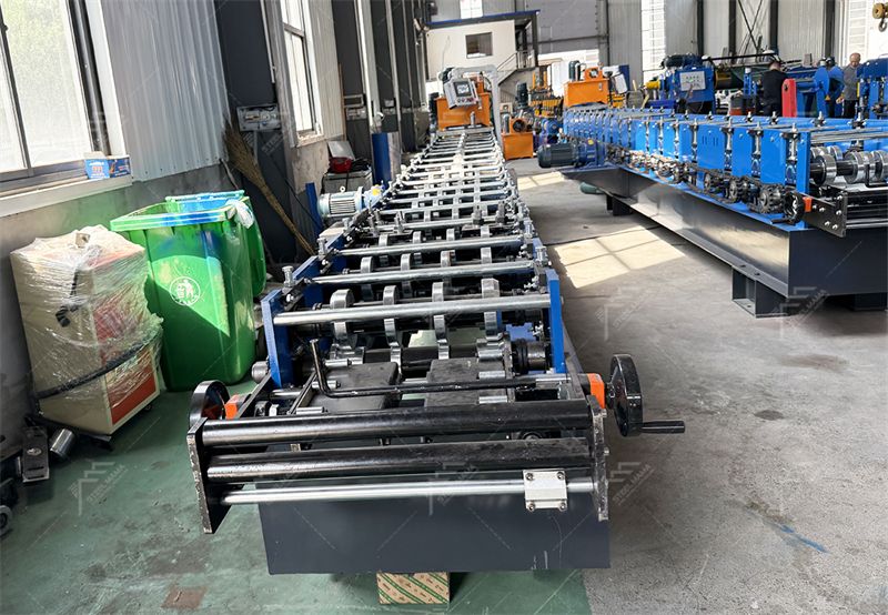 M&aacute;quina de formaci&oacute;n de rollo de cubierta de piso y rollo de acero 790