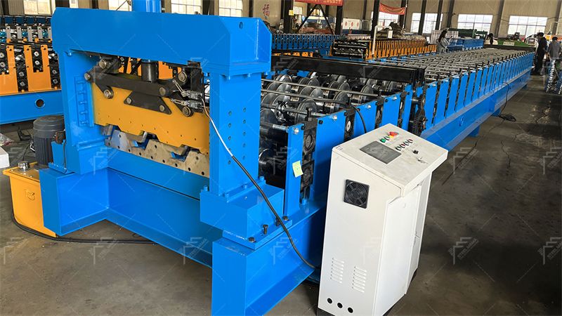 M&aacute;quina perfiladora autom&aacute;tica de paneles de cubierta de piso