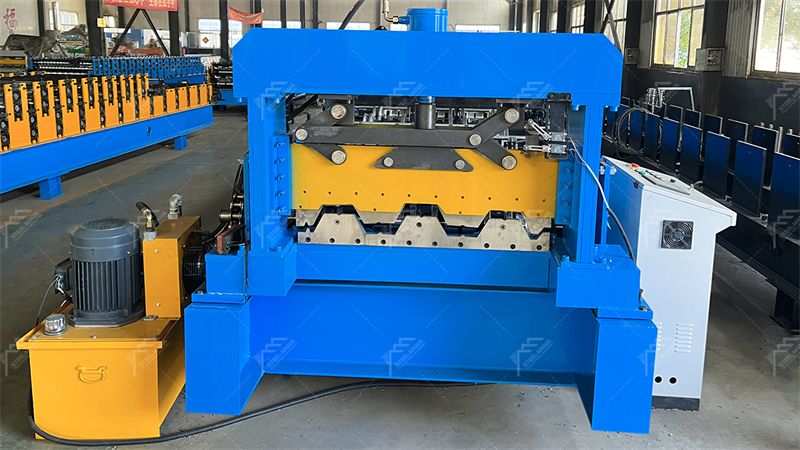 M&aacute;quina perfiladora de paneles de cubierta de piso de acero fr&iacute;o