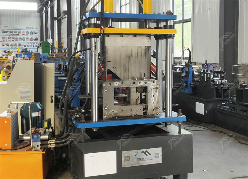 M&aacute;quina perfiladora de correas CZ con quilla de acero