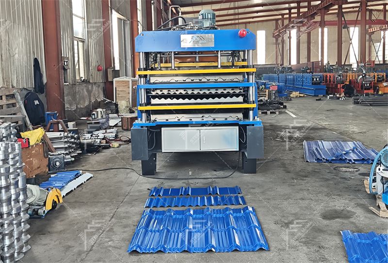 M&aacute;quina perfiladora de l&aacute;minas para techos de tres capas 