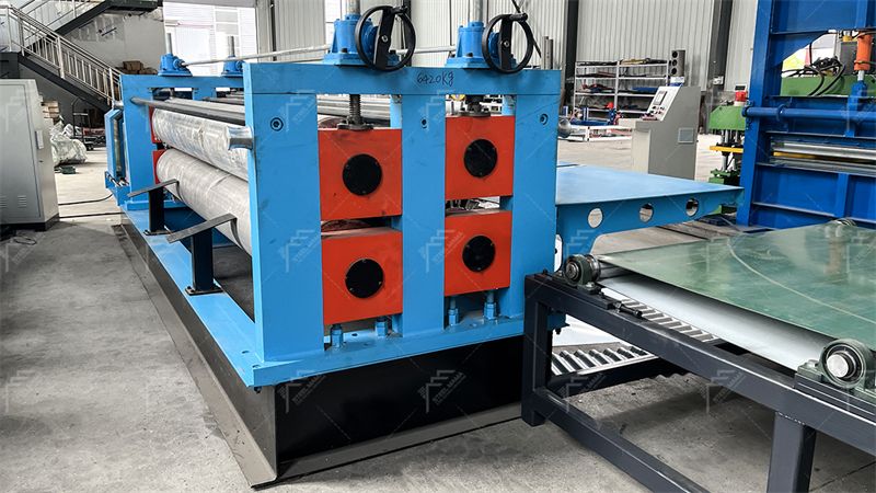 M&aacute;quina para fabricar l&aacute;minas para techos de hierro corrugado