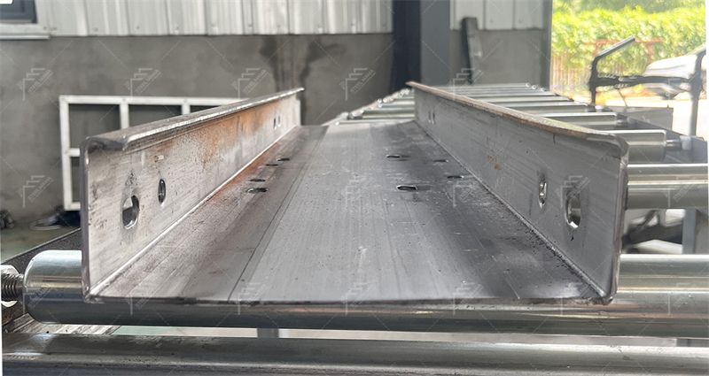 M&aacute;quina perfiladora de correas CZ