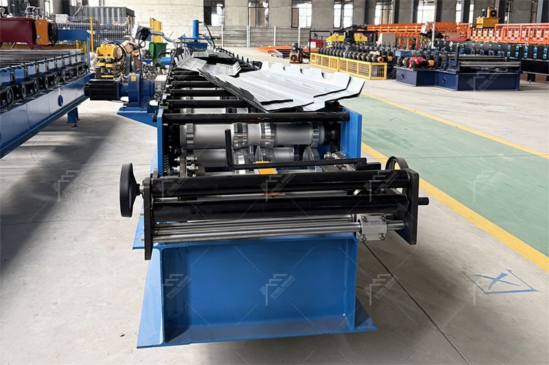 M&aacute;quina perfiladora de l&aacute;minas para techos con cumbrera