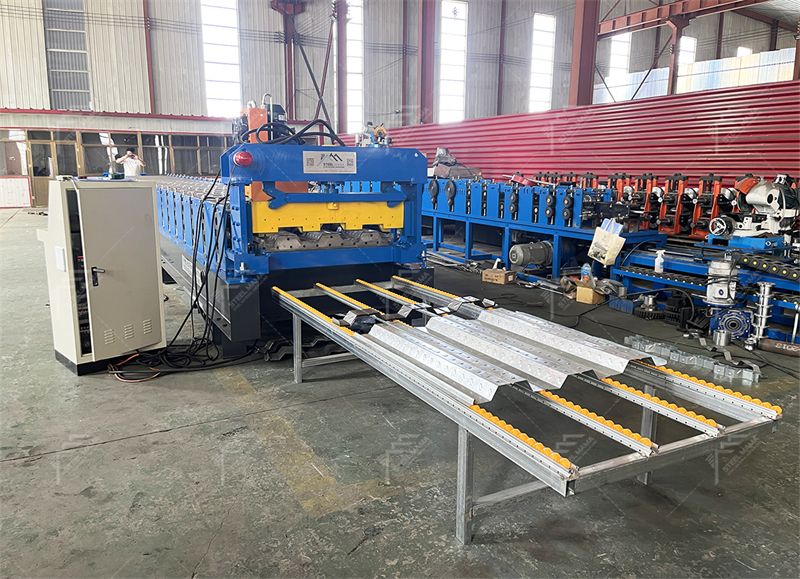 M&aacute;quinas de cubierta de piso de acero