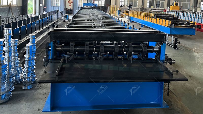 m&aacute;quina perfiladora de paneles de cubierta de piso