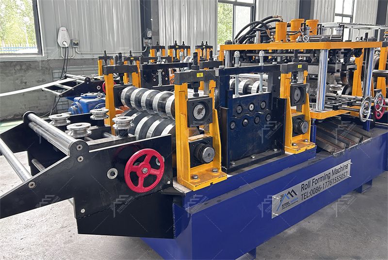 F&aacute;brica de m&aacute;quinas perfiladoras de correas CZ