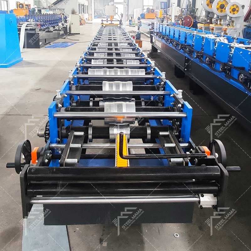 Ghana Material de construcción de construcción popular Metal Color Acero 370 Autobloqueo Hoja para techos Máquina formadora de rollos Precio 