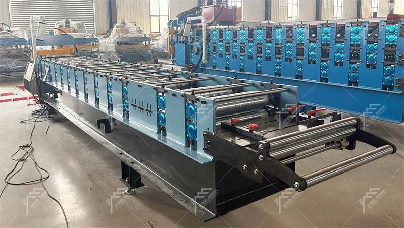 m&aacute;quina de tejado de metal con autobloqueo