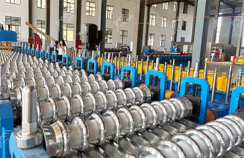 m&aacute;quina formadora de paneles de metal corrugado