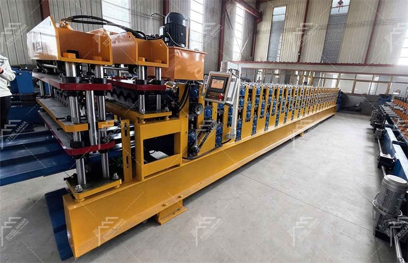 M&aacute;quina perfiladora de paneles de techo de tres capas 