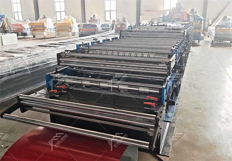 M&aacute;quina perfiladora de paneles de techo de tres capas 