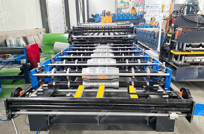 M&aacute;quina perfiladora de l&aacute;minas de techo de tres capas