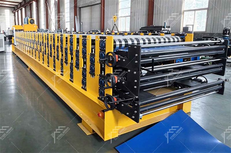 M&aacute;quina perfiladora de paneles para techos de tres capas 