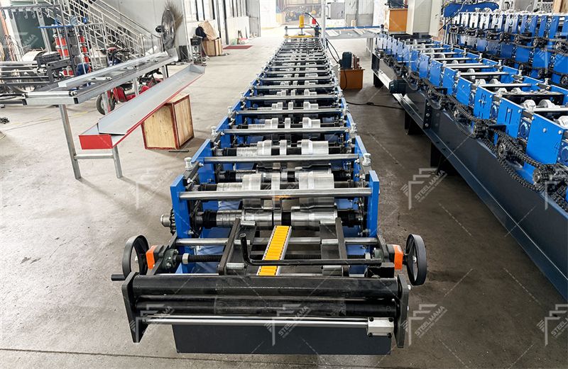 M&aacute;quina perfiladora de paneles para techos con cierre a presi&oacute;n 
